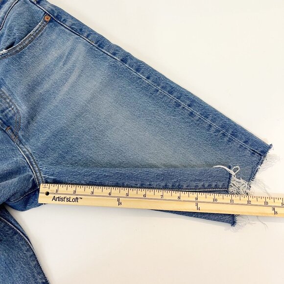 Levi's Wedgie Straight Medium Wash Denim Bermuda Mid Length Jean Shorts Size 27 - Picture 8 of 8